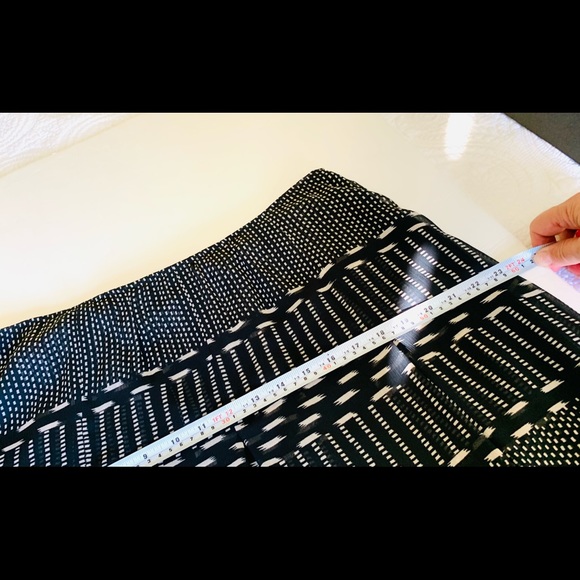 Classic Black & white sheer viscose pleaded skirt just below the knee US 10 - 12 - Picture 12 of 15